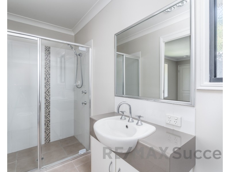 27 Wareena Crescent, Glenvale QLD 4350