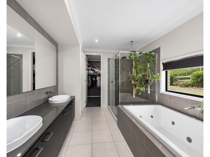 1 Horton Place, Regency Downs QLD 4341