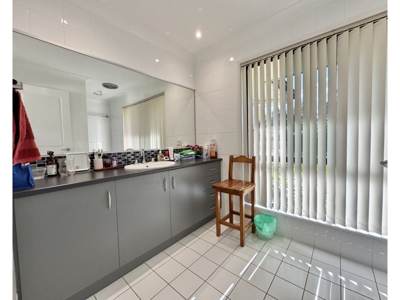 13 Baker Finch Place, Kensington Grove QLD 4341