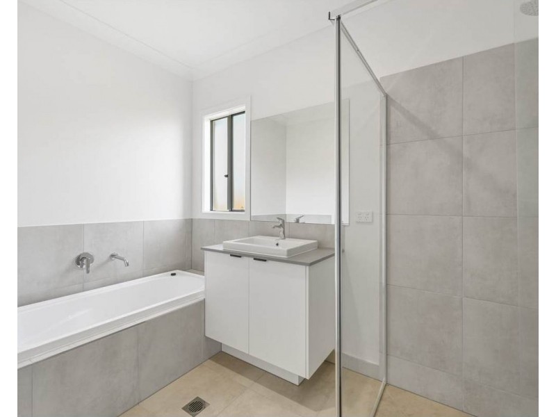 7 Clara May Street, Cotswold Hills QLD 4350