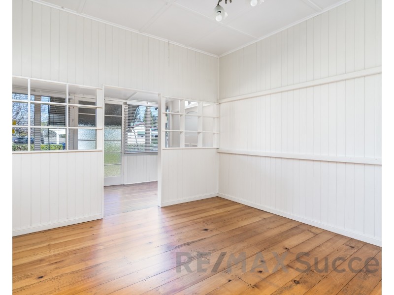 211 Campbell Street, Newtown QLD 4350