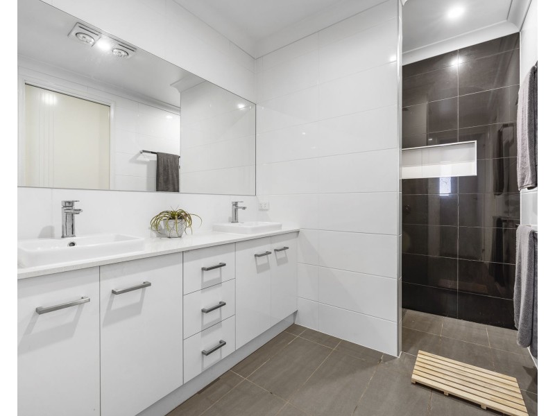 5 Webcke Crescent, Kleinton QLD 4352