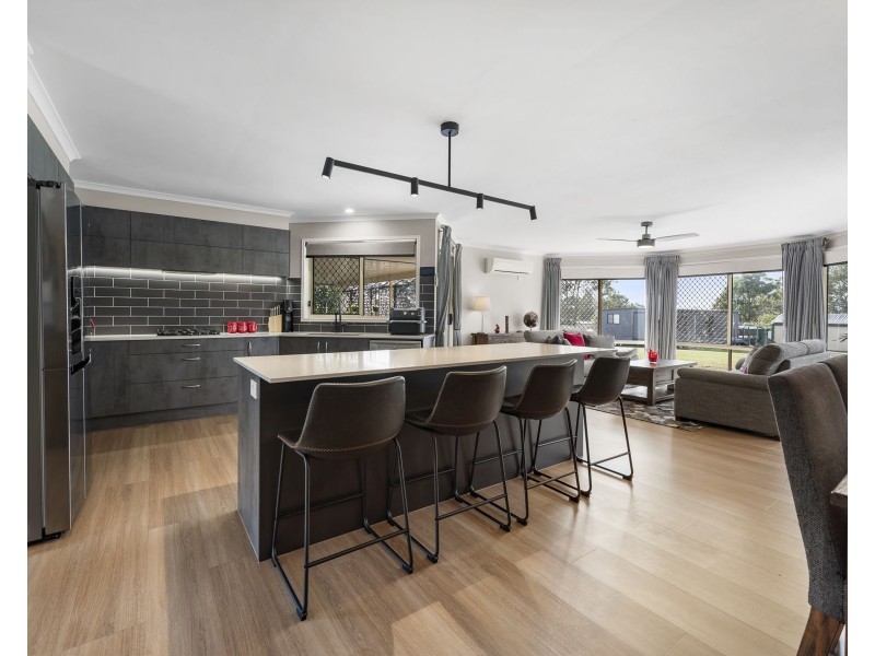 6 Highview Street, Meringandan West QLD 4352