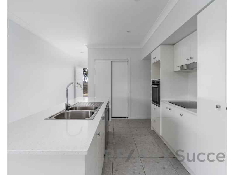 1/4 Royal Dane Crescent, Meringandan West QLD 4352