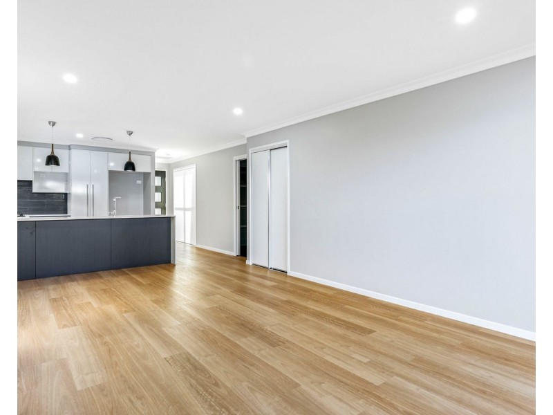 16 Heather Street, Kearneys Spring QLD 4350