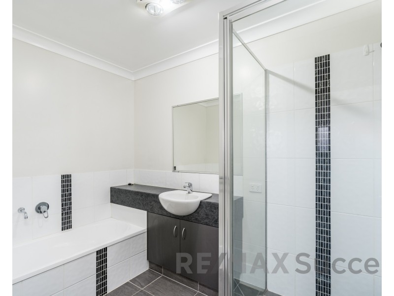 2/324a West Street, Kearneys Spring QLD 4350