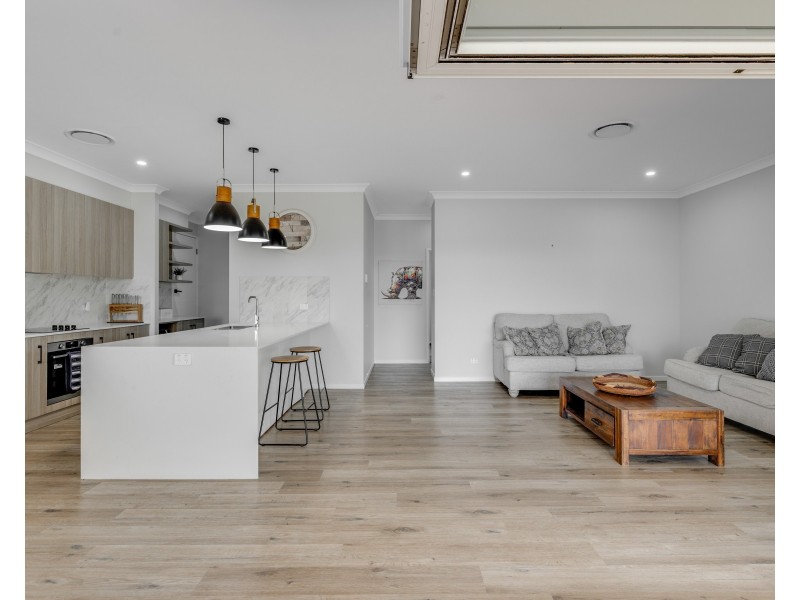 10 Meadowview Court, Mount Rascal QLD 4350