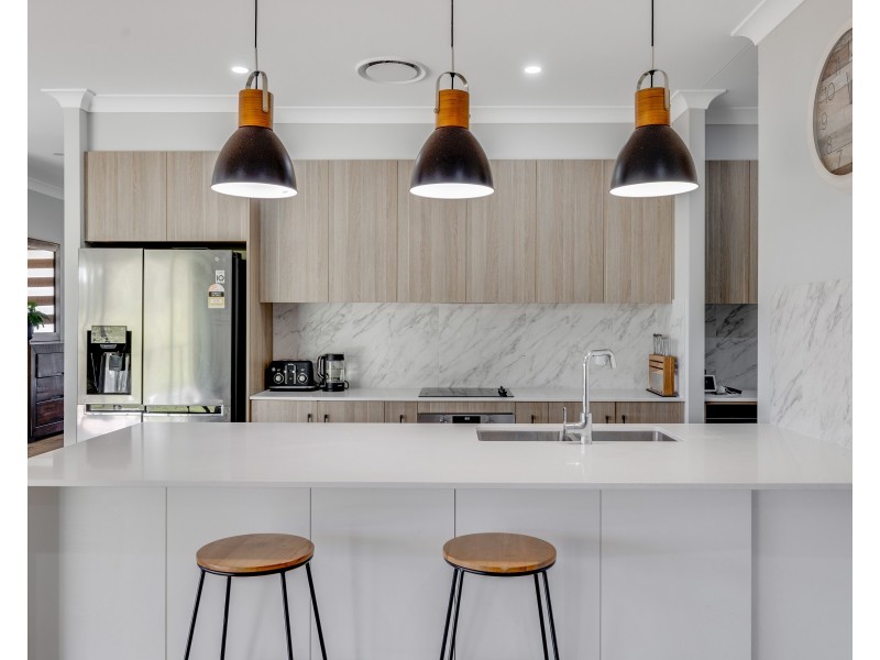 10 Meadowview Court, Mount Rascal QLD 4350