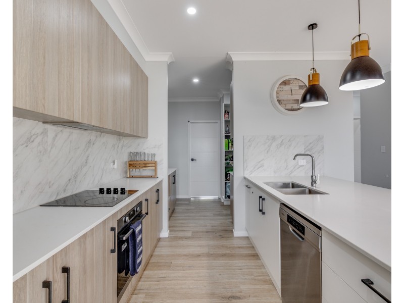 10 Meadowview Court, Mount Rascal QLD 4350