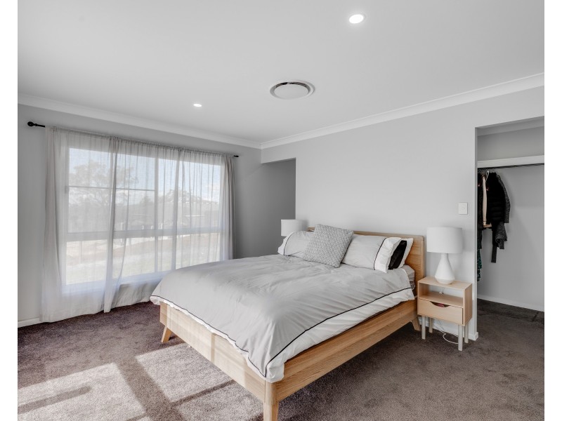 10 Meadowview Court, Mount Rascal QLD 4350