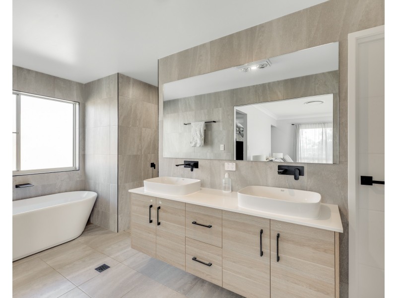 10 Meadowview Court, Mount Rascal QLD 4350