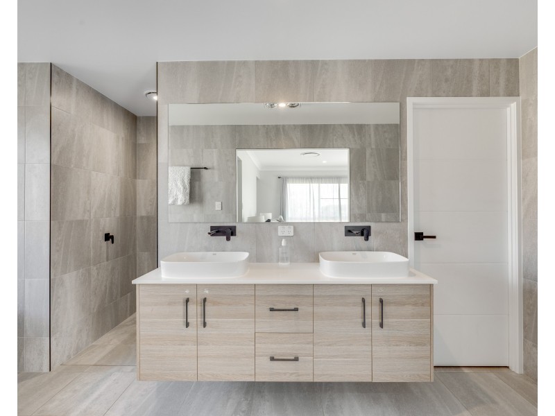 10 Meadowview Court, Mount Rascal QLD 4350