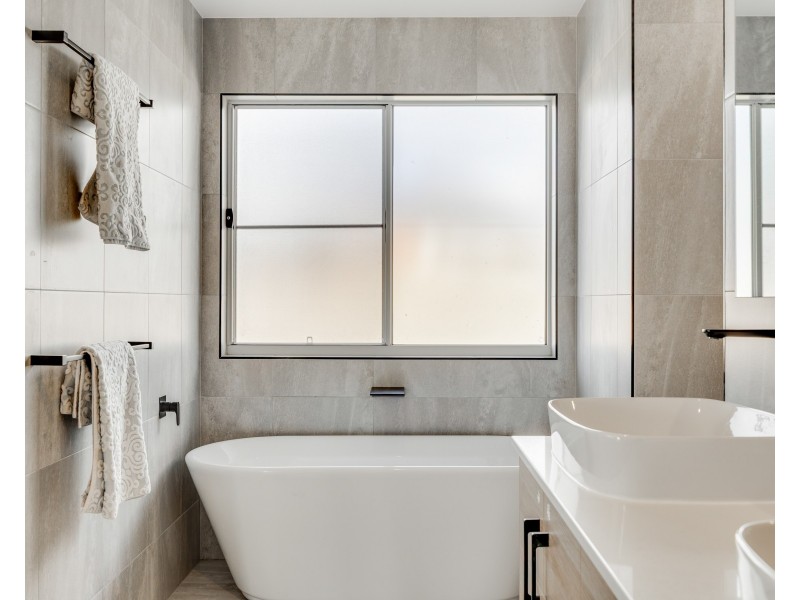 10 Meadowview Court, Mount Rascal QLD 4350