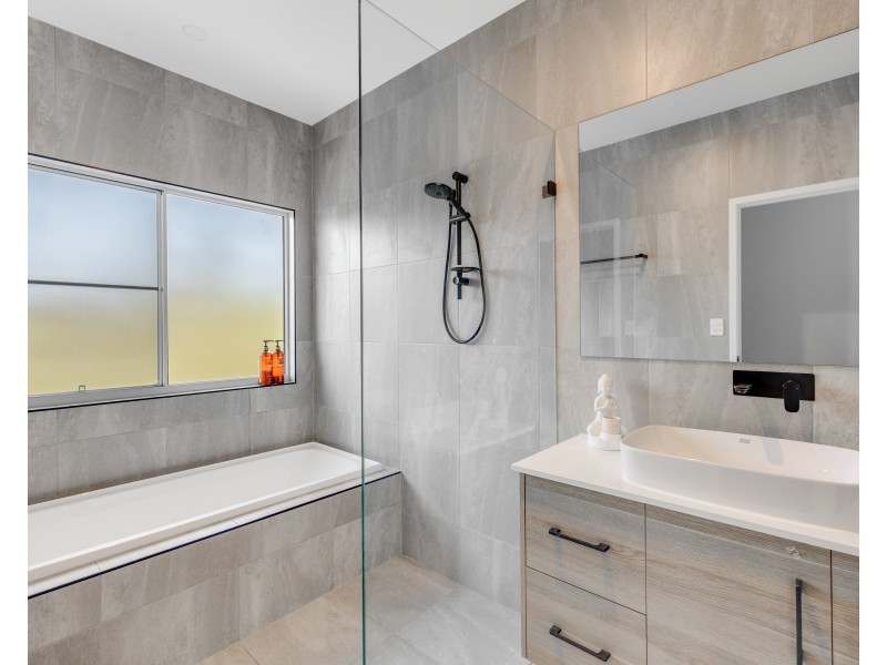 10 Meadowview Court, Mount Rascal QLD 4350