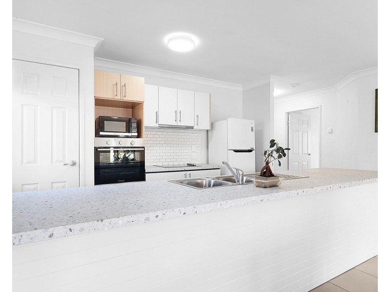 3/2 Swallow Court, Newtown QLD 4350