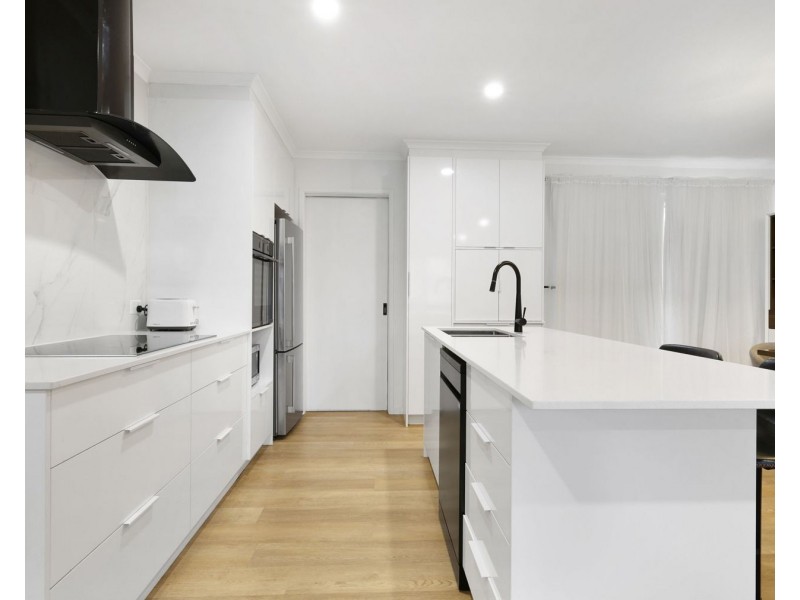 6 Fay Court, Kearneys Spring QLD 4350