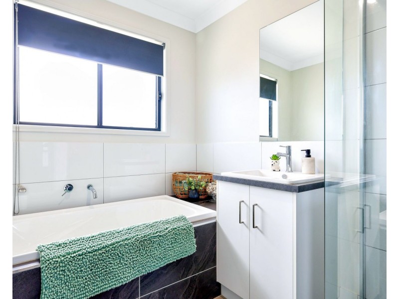 1 Vanessa Crescent, Cotswold Hills QLD 4350