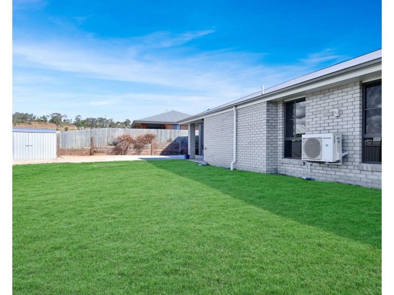 1 Vanessa Crescent, Cotswold Hills QLD 4350