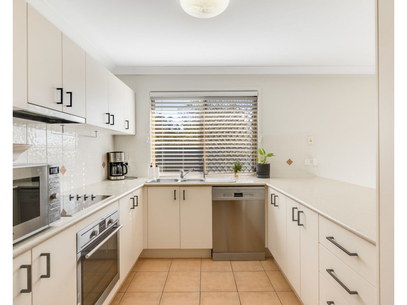 2/86A Hogg Street, Rockville QLD 4350