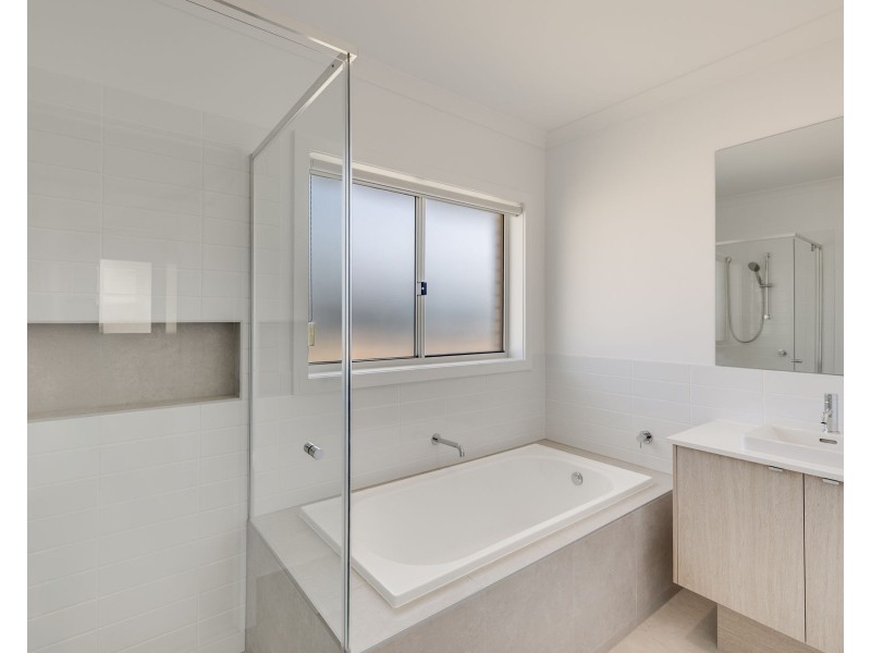 14 Birdwing Court, Withcott QLD 4352