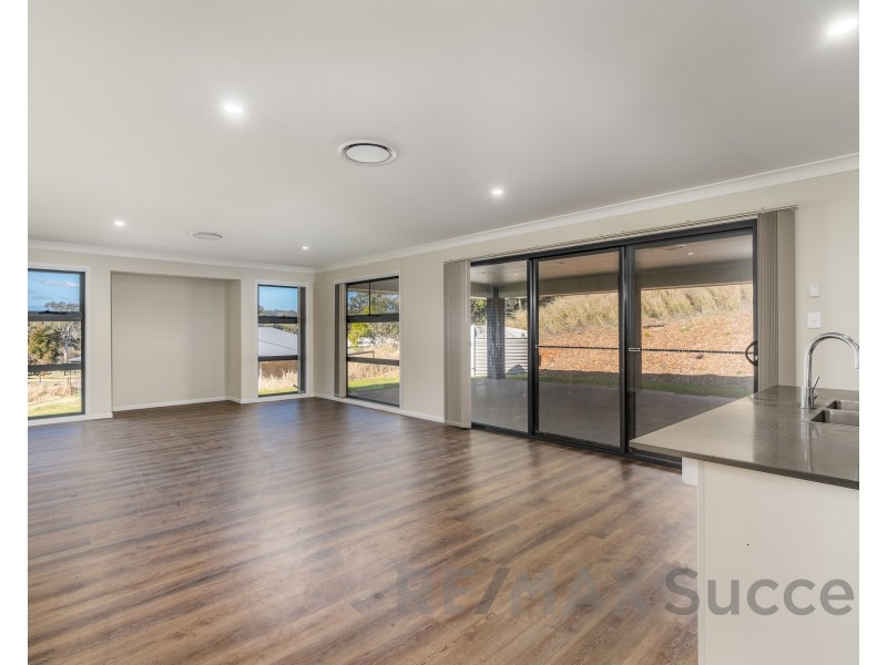 7 Sovereign Drive, Meringandan West QLD 4352