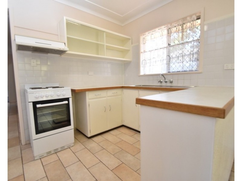 35 North Street, Mount Lofty QLD 4350