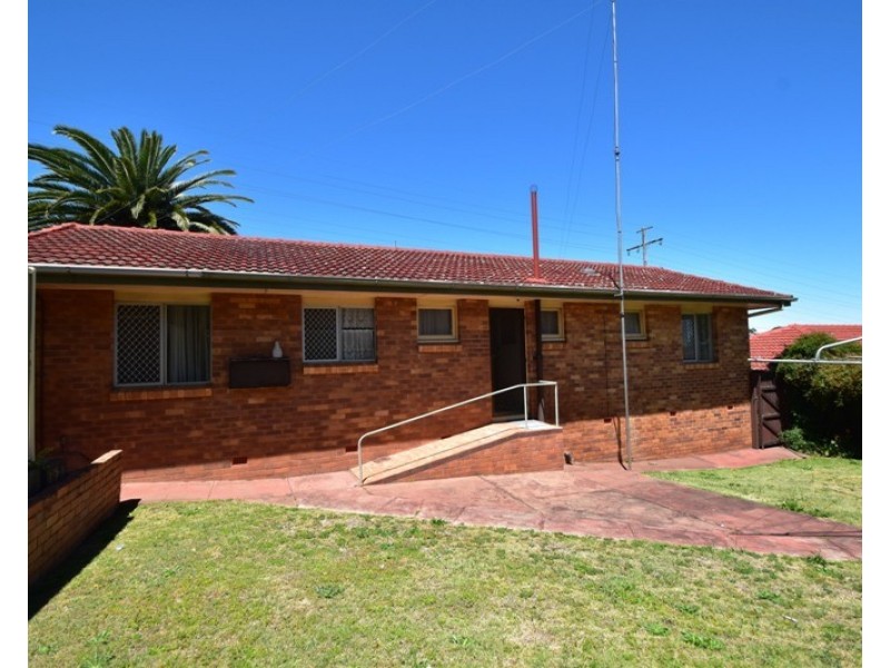 35 North Street, Mount Lofty QLD 4350