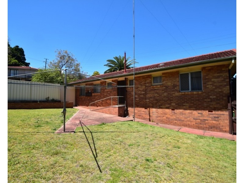 35 North Street, Mount Lofty QLD 4350