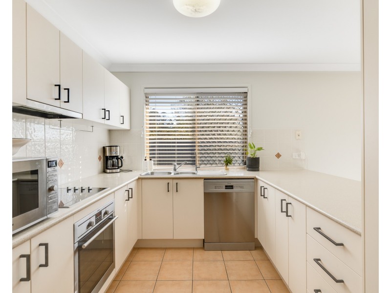 2/86A Hogg Street, Rockville QLD 4350