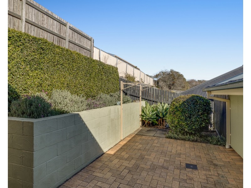 2/86A Hogg Street, Rockville QLD 4350