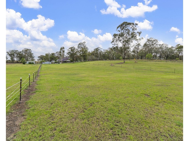 702 Murphys Creek Road, Upper Lockyer QLD 4352