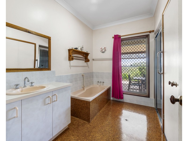 5 Kikuyu Court, Meringandan West QLD 4352