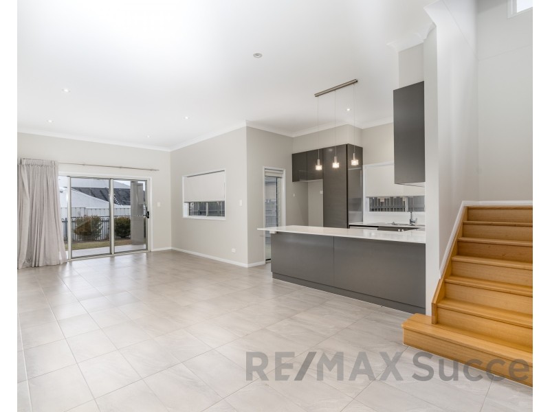 2/11A Pelican Drive, Rangeville QLD 4350