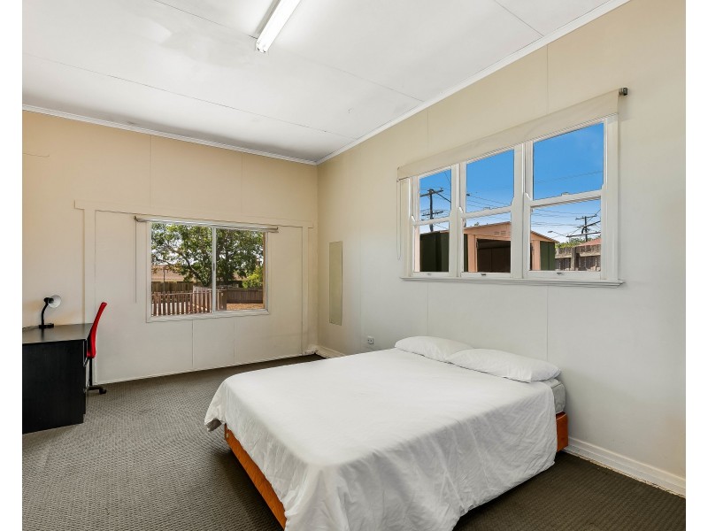 301-303 West Street, Harristown QLD 4350