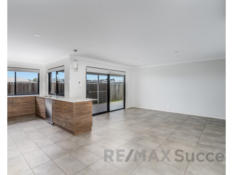 2 Tyrone Street, Middle Ridge QLD 4350