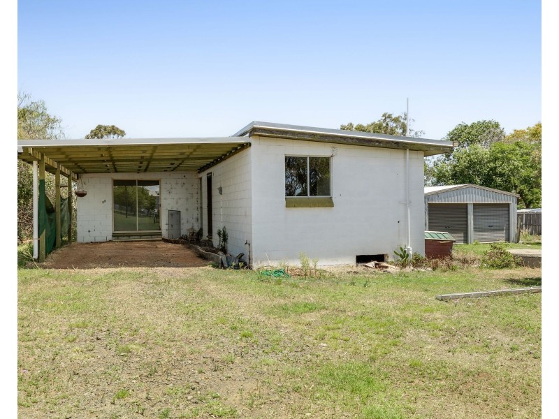 24 Cooke Street, Goombungee QLD 4354