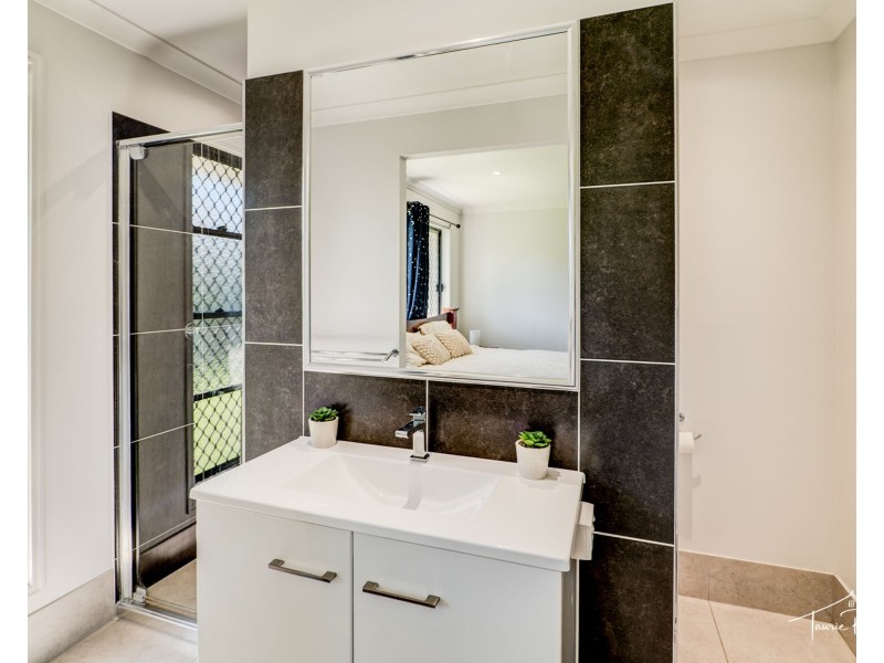 11 Hastings Avenue, Plainland QLD 4341