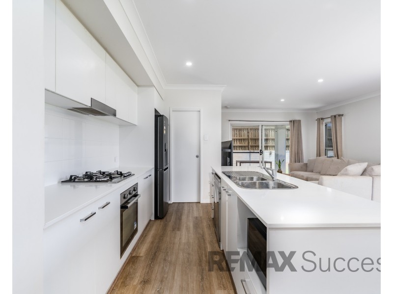 8 Darlobah Street, Highfields QLD 4352