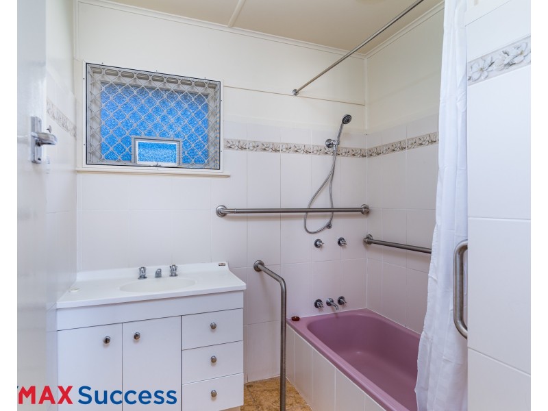 3 Clyde Street, Mount Lofty QLD 4350