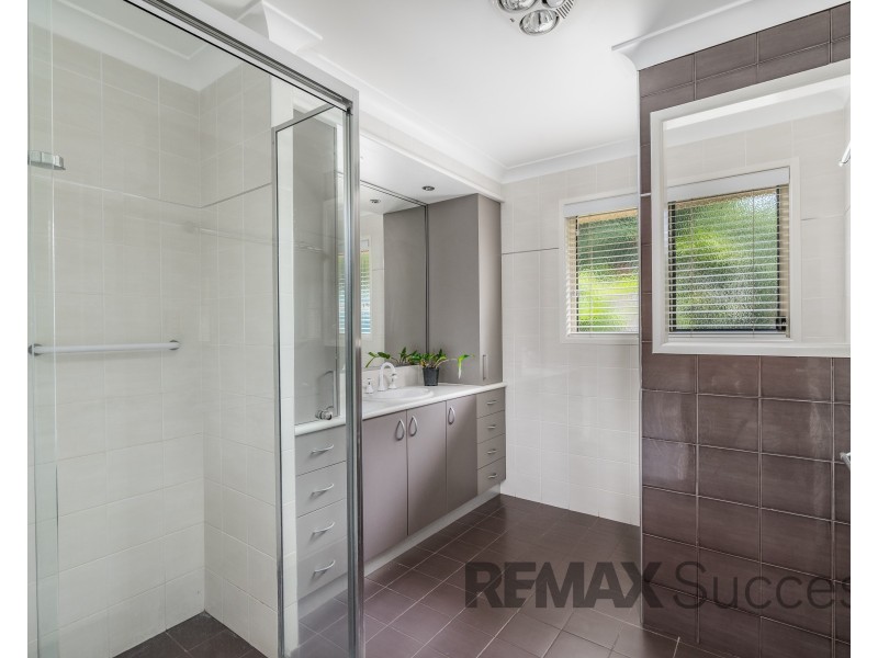 12 Windemere Terrace, Mount Lofty QLD 4350