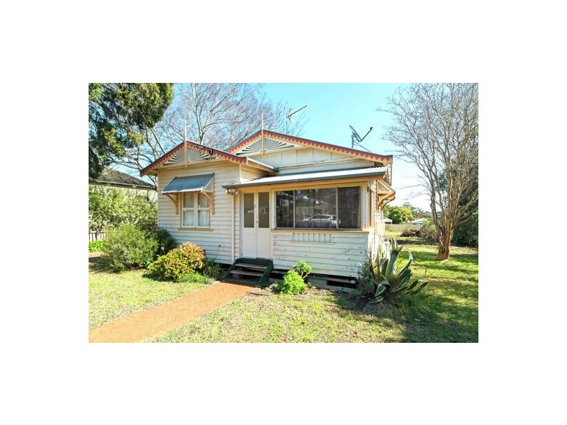 1 Llewellyn Street, Centenary Heights QLD 4350