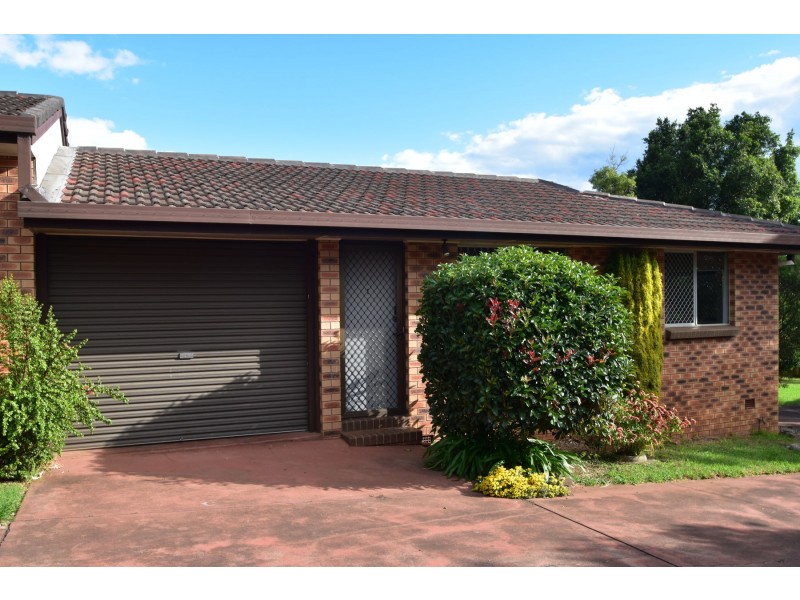 1/8 John St, East Toowoomba QLD 4350