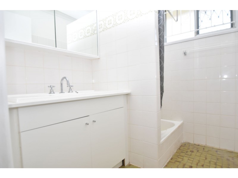 1/8 John St, East Toowoomba QLD 4350