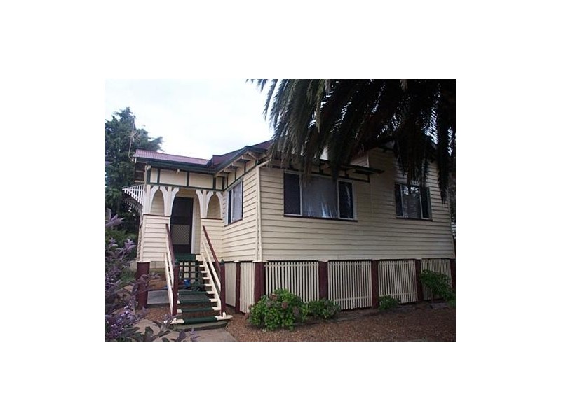 85 West St, Newtown QLD 4350