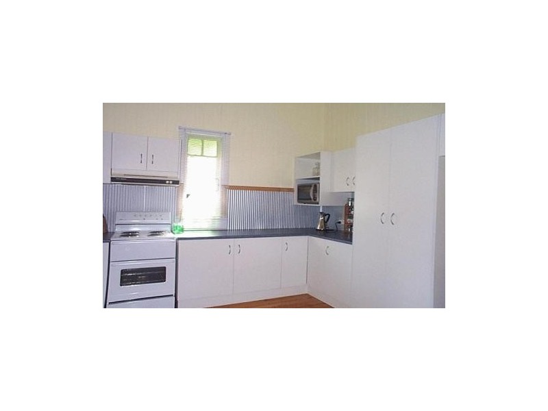 85 West St, Newtown QLD 4350