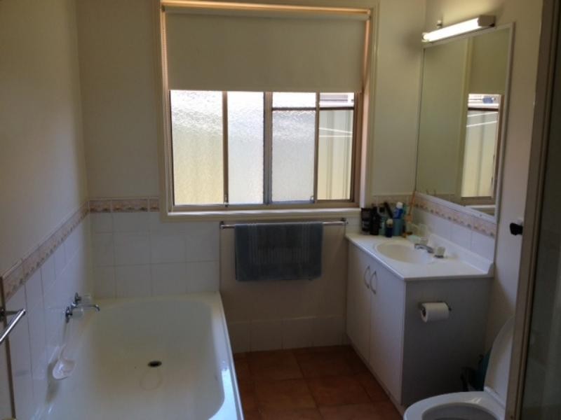 2/380 West St, Kearneys Spring QLD 4350