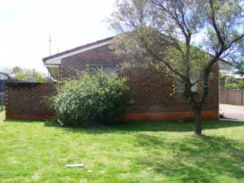 2/9 Bullock St, Rockville QLD 4350