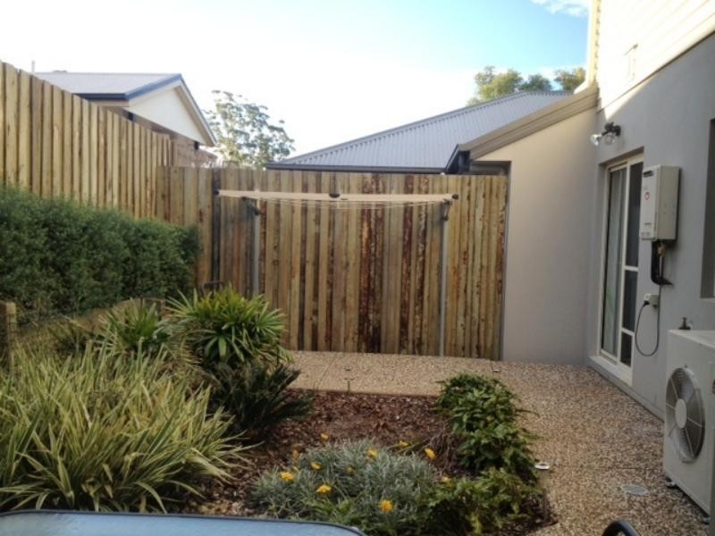 2/2A Garde St, Centenary Heights QLD 4350