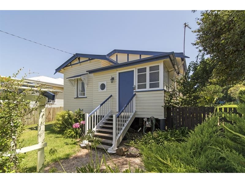9 Lochel  St, Mount Lofty QLD 4350