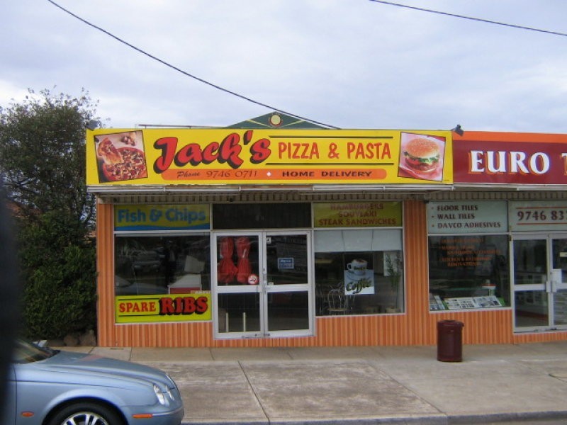 8 Station Road, Melton South VIC 3338